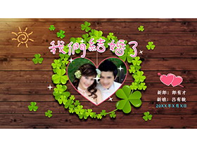 木板三叶草背景的“我们结婚了”浪漫婚礼相册PPT模板-第一PPT